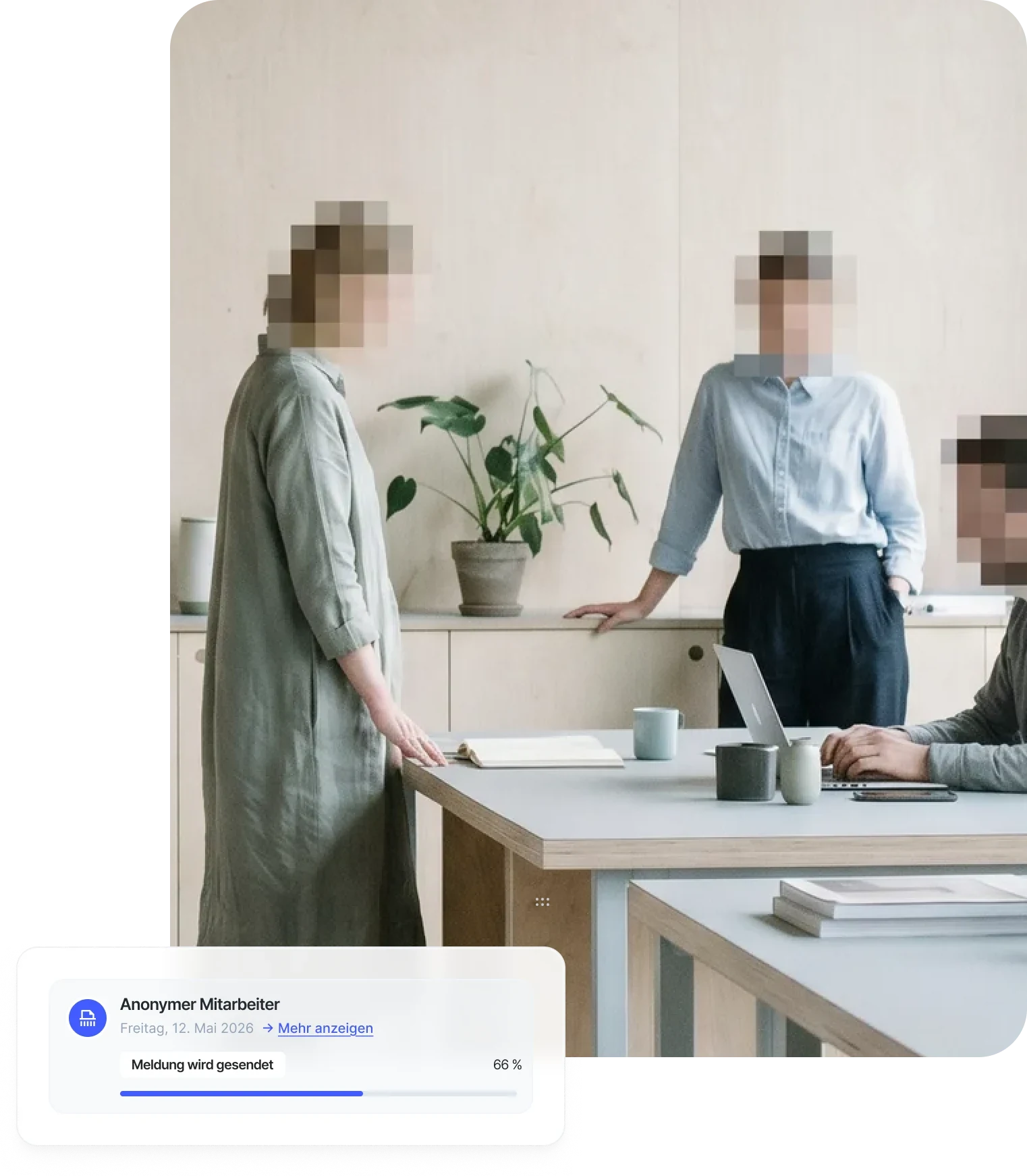 Mitarbeiterin nutzt den Beschwerdekanal