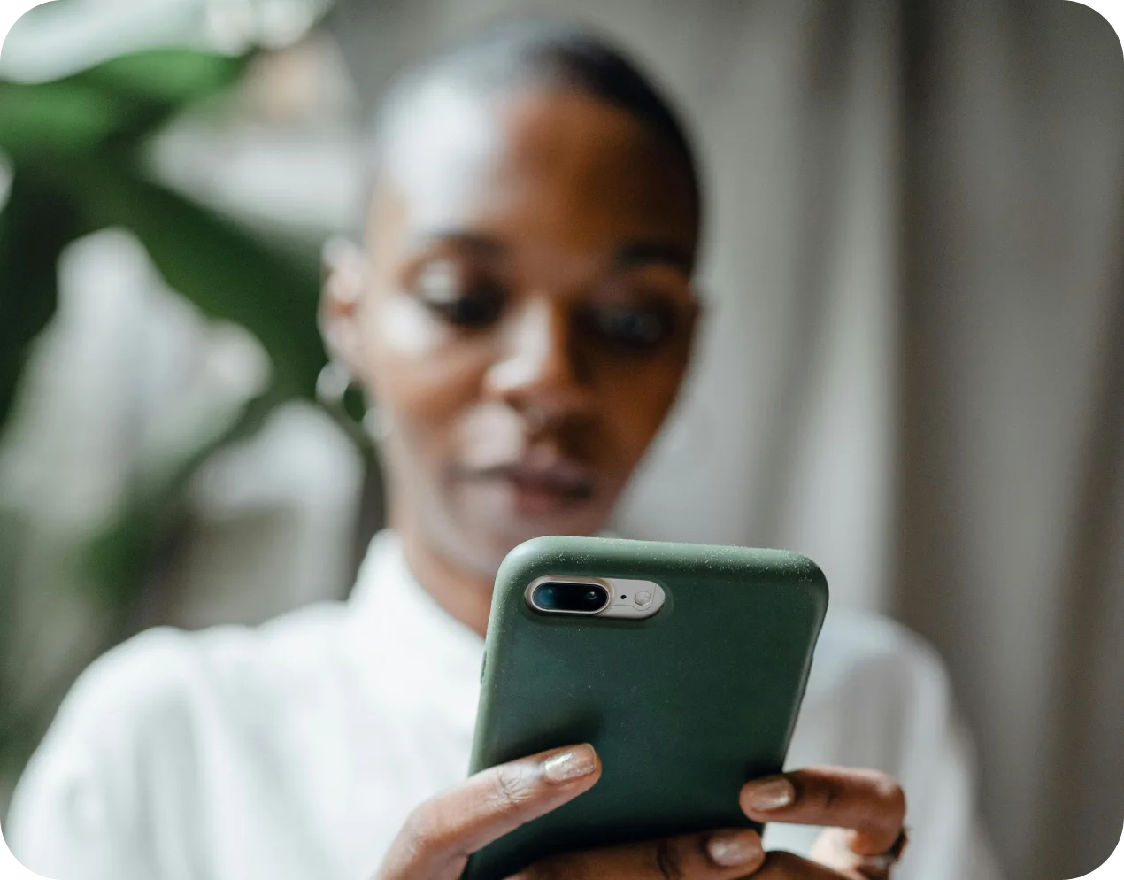 Mitarbeiterin unterschreibt ein Dokument auf dem Handy