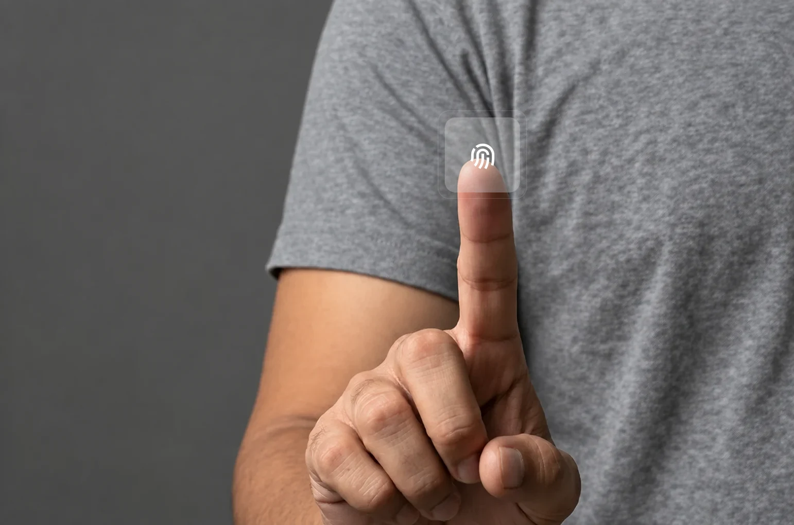Person nutzt einen biometrischen Fingerabdruckscanner.