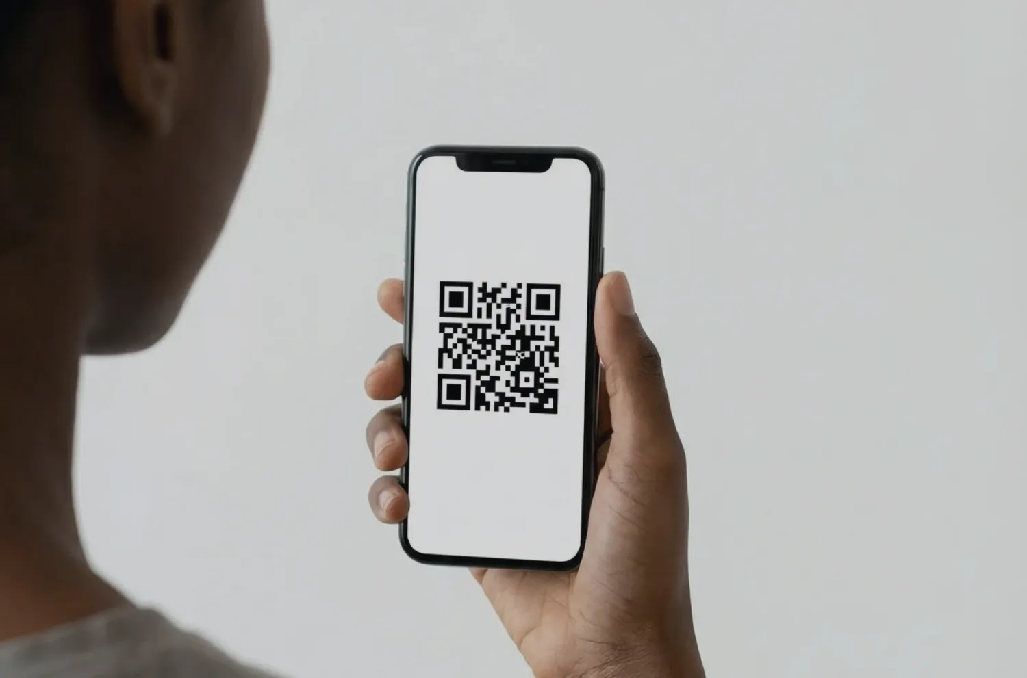 Person scannt einen QR-Code mit dem Smartphone.