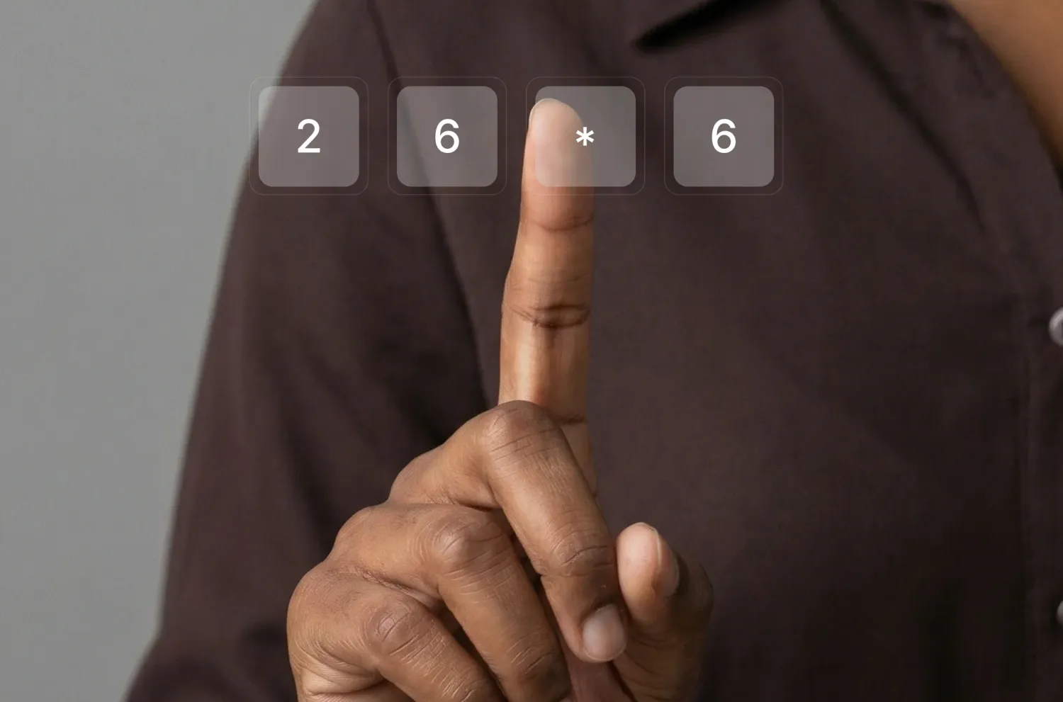 Person gibt einen PIN-Code auf einem Bildschirm ein.