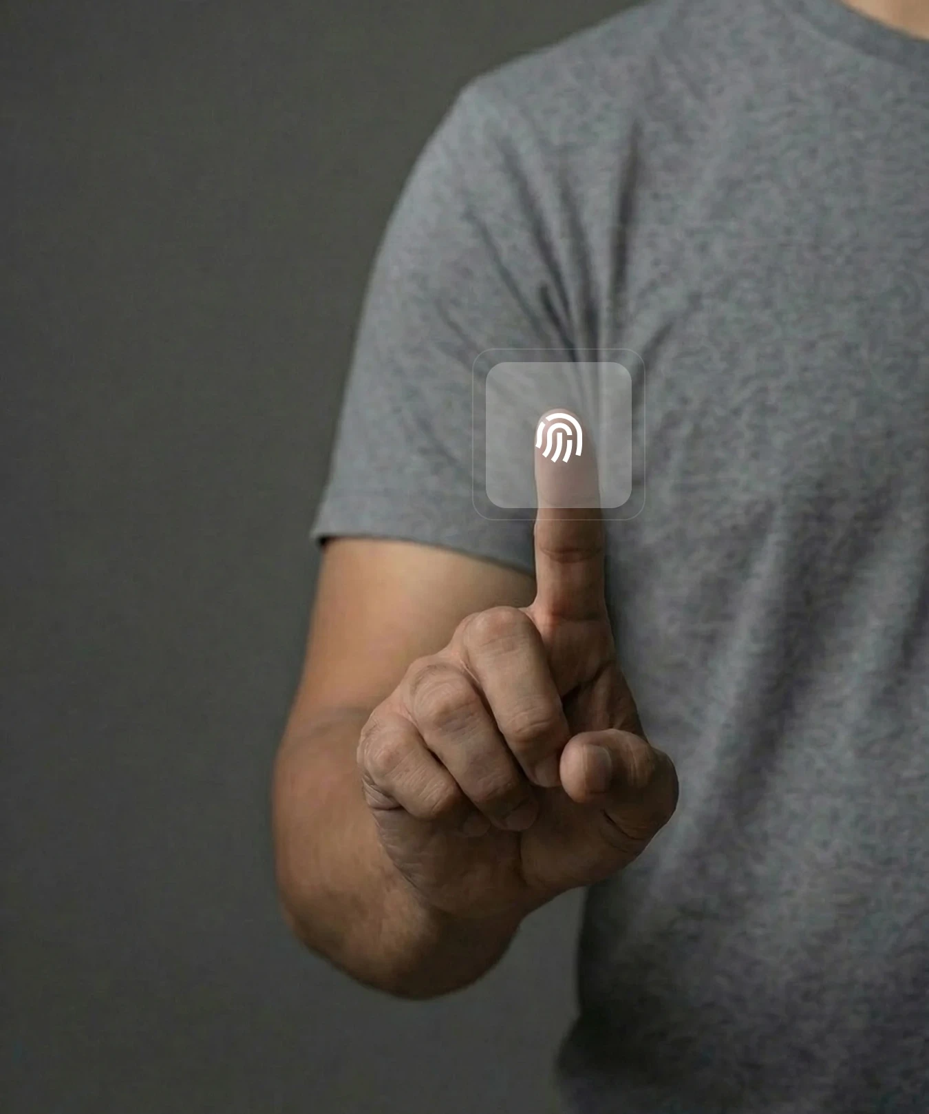 Person nutzt einen biometrischen Fingerabdruckscanner.