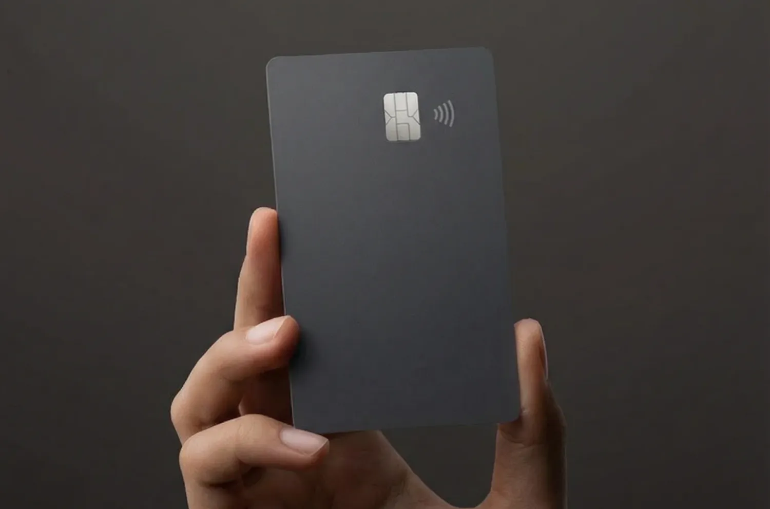 Person hält eine NFC-Karte an ein Lesegerät.