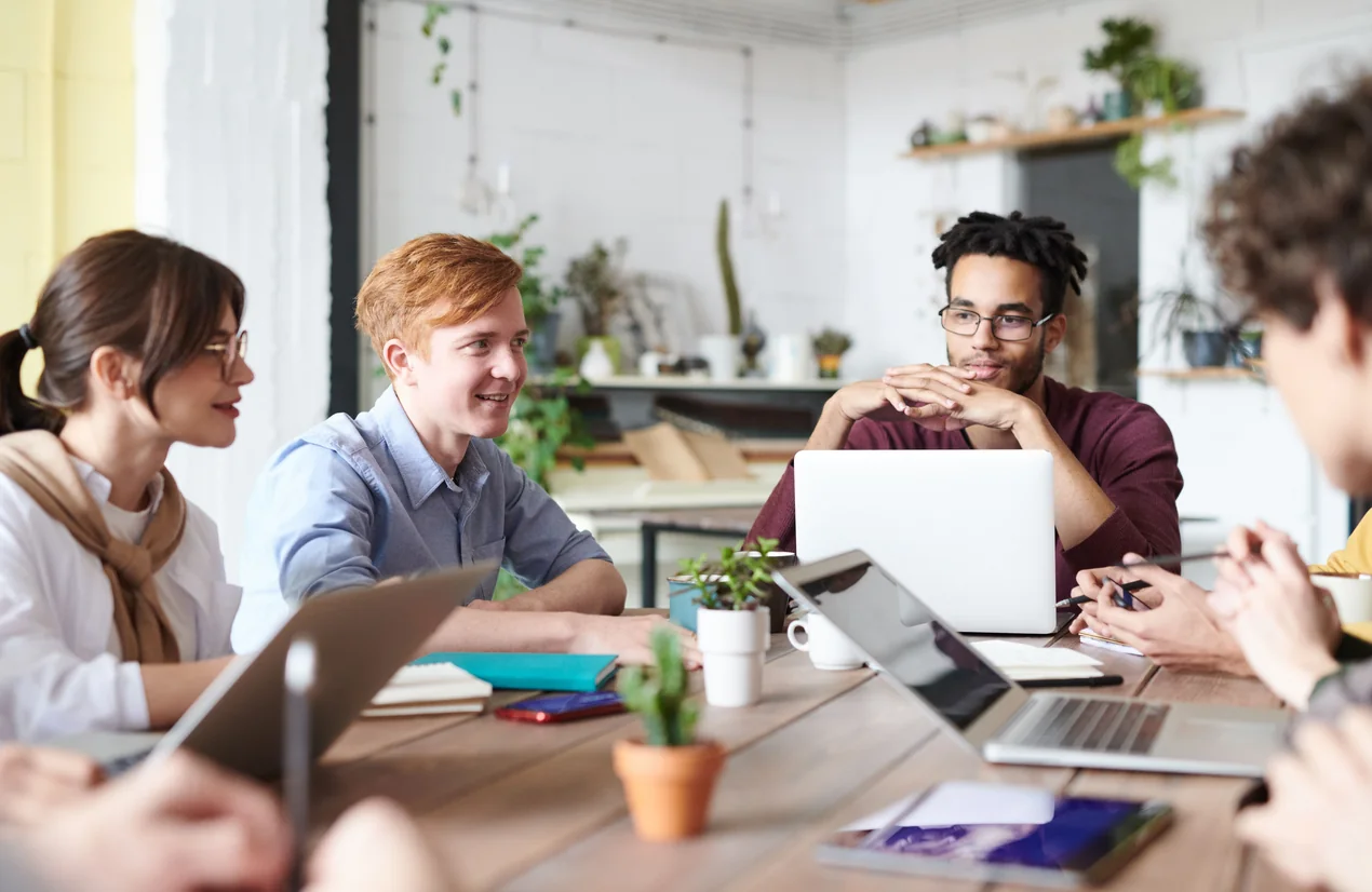 Team prüft gemeinsam die Daten der Plattform