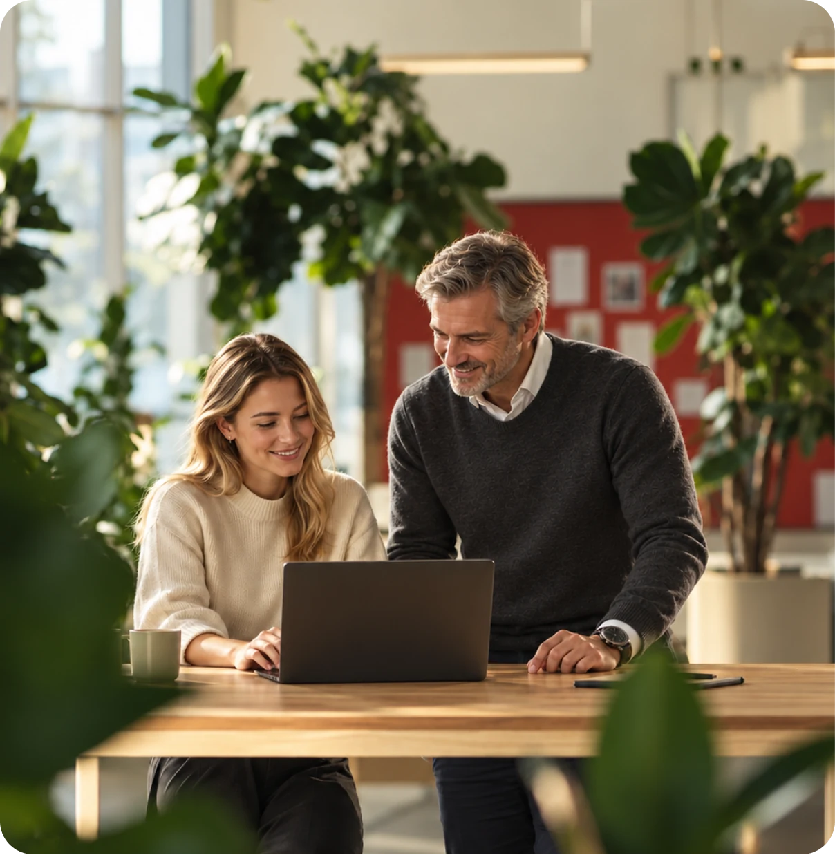 Zwei Personen arbeiten mit Sesame, während die KI Daten abfragt und ein Dokument erstellt