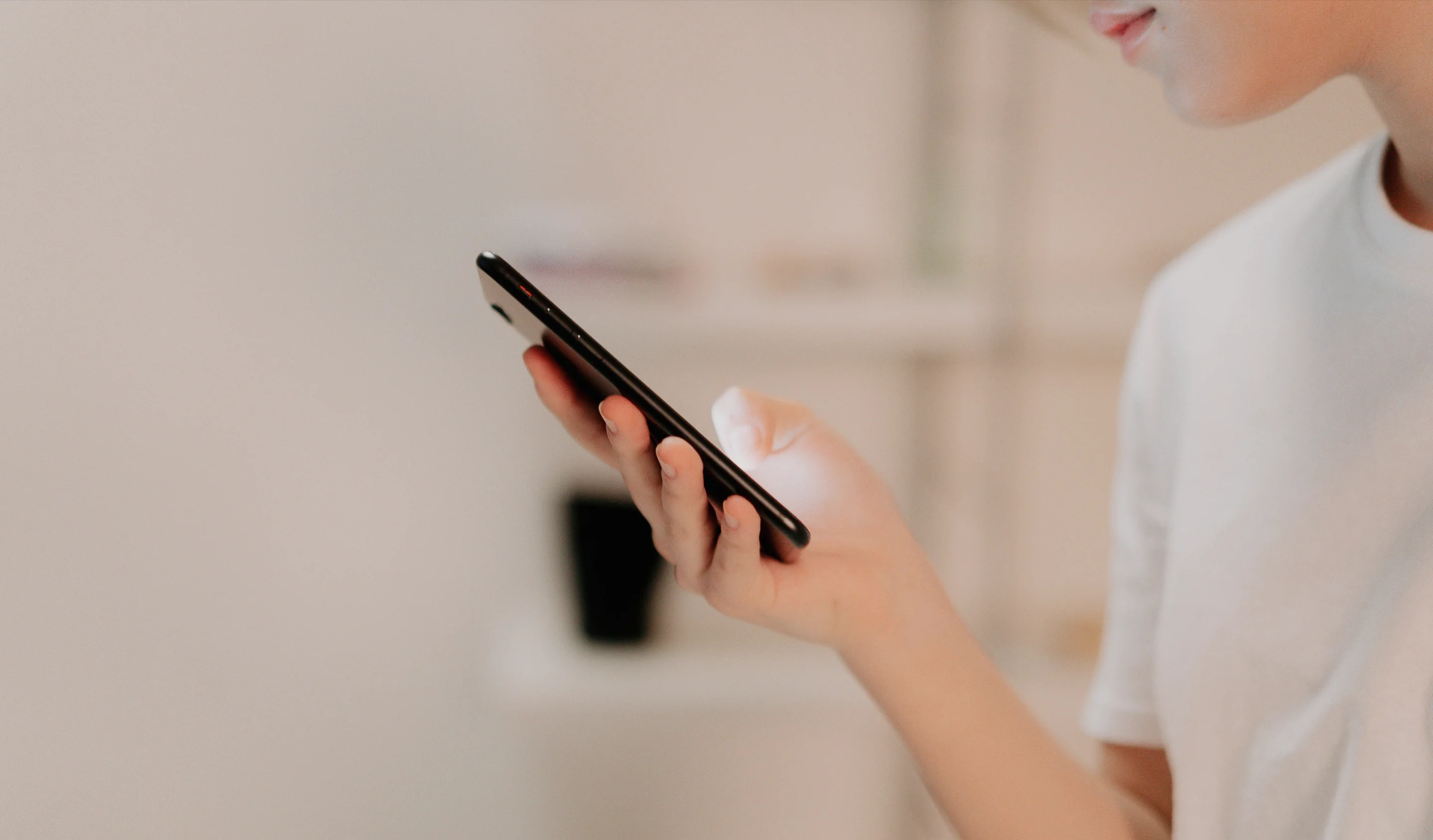Mitarbeiterin nutzt Sesame HR auf dem Smartphone