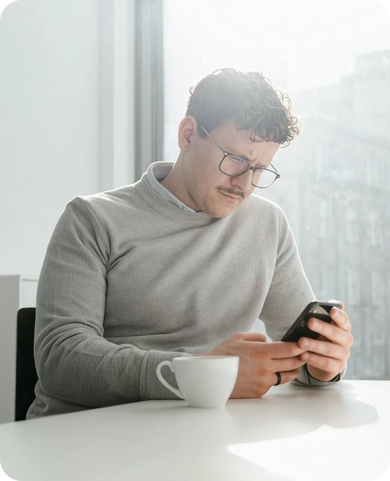 Mitarbeiter erfasst seine Arbeitszeit ohne Verbindung über das Smartphone