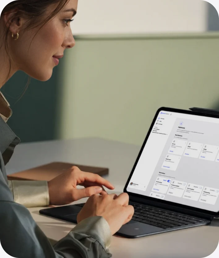 Person arbeitet mit Studio am Laptop