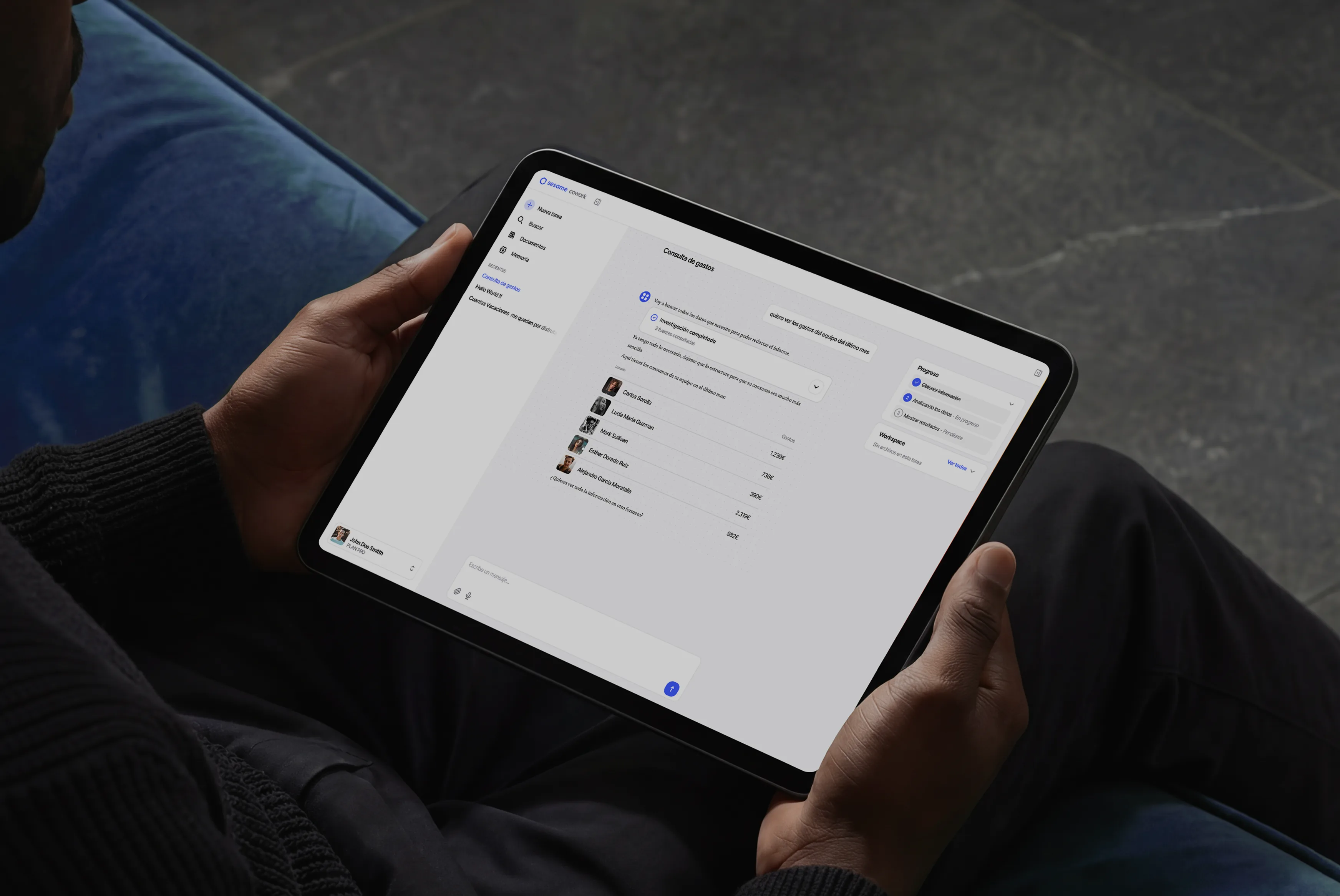 Person nutzt Sesame Studio auf einem Tablet